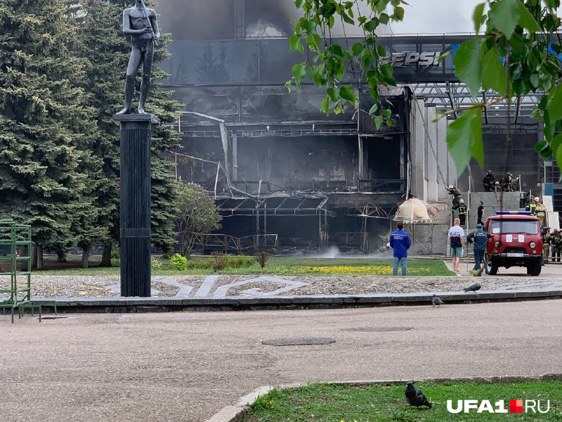 Хоть огня уже не разглядеть, пожарные продолжают поливать кинотеатр — если этого не сделать, огонь может вспыхнуть снова