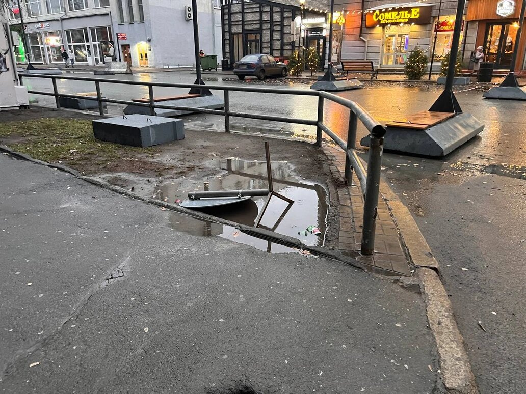 Из-за ветра в Новосибирске падают дорожные знаки Из-за ветра в Новосибирске падают дорожные знаки