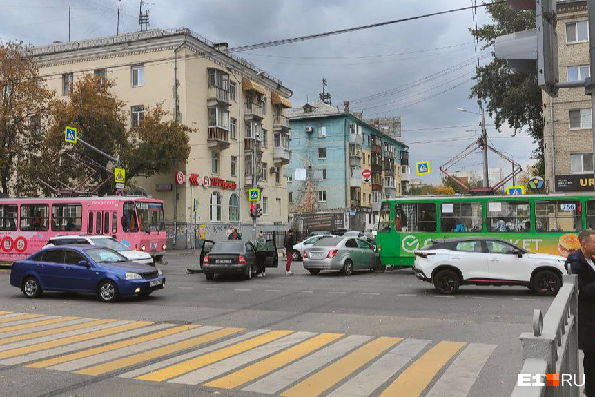 В Екатеринбурге безумец на Chevrolet пронесся на красный и устроил массовую аварию с трамваем: видео из кабины