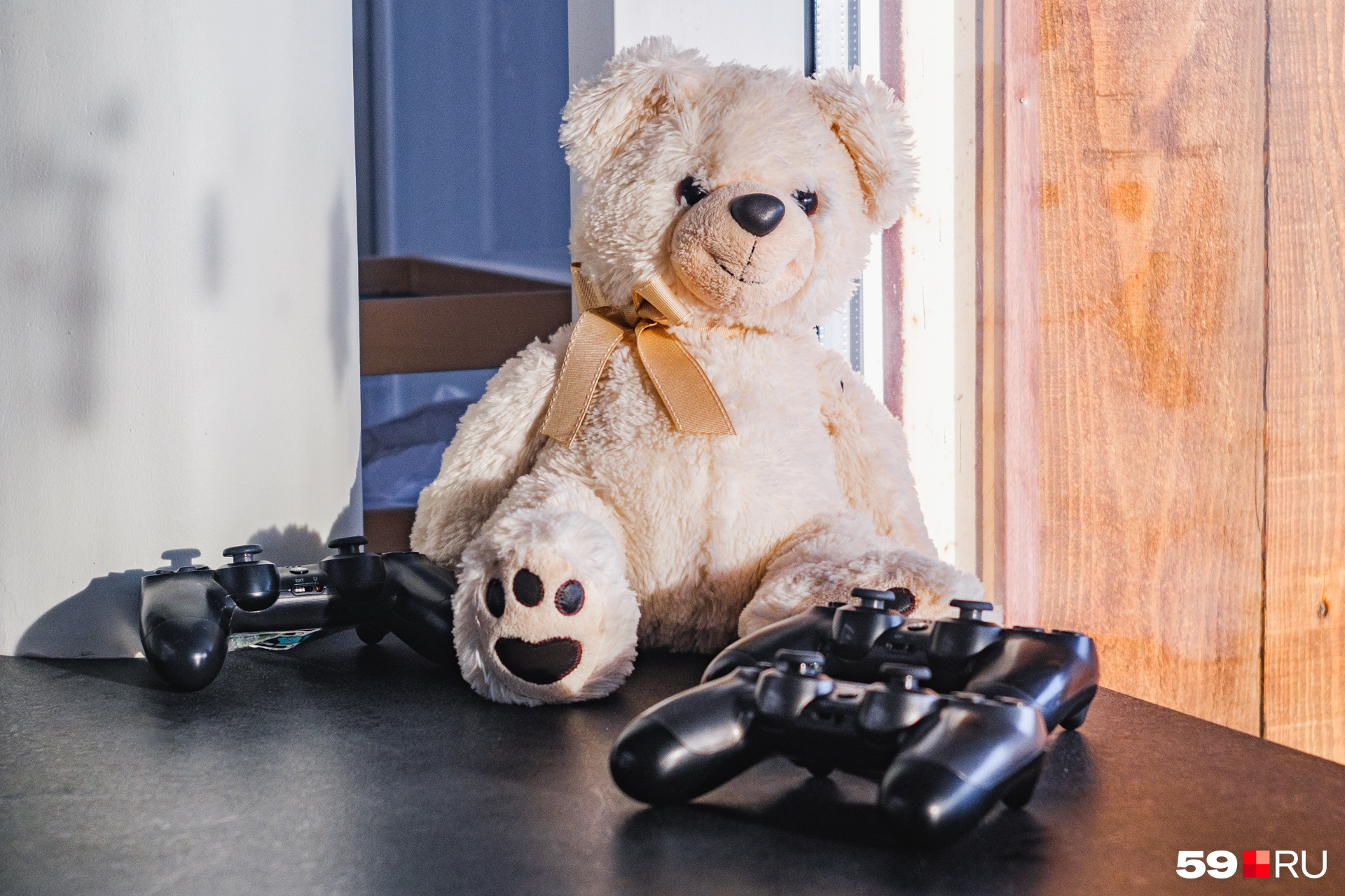 Вряд ли кто-то из сотрудников играет с этим медведем, а вот геймпады явно пользуются спросом во время перерывов