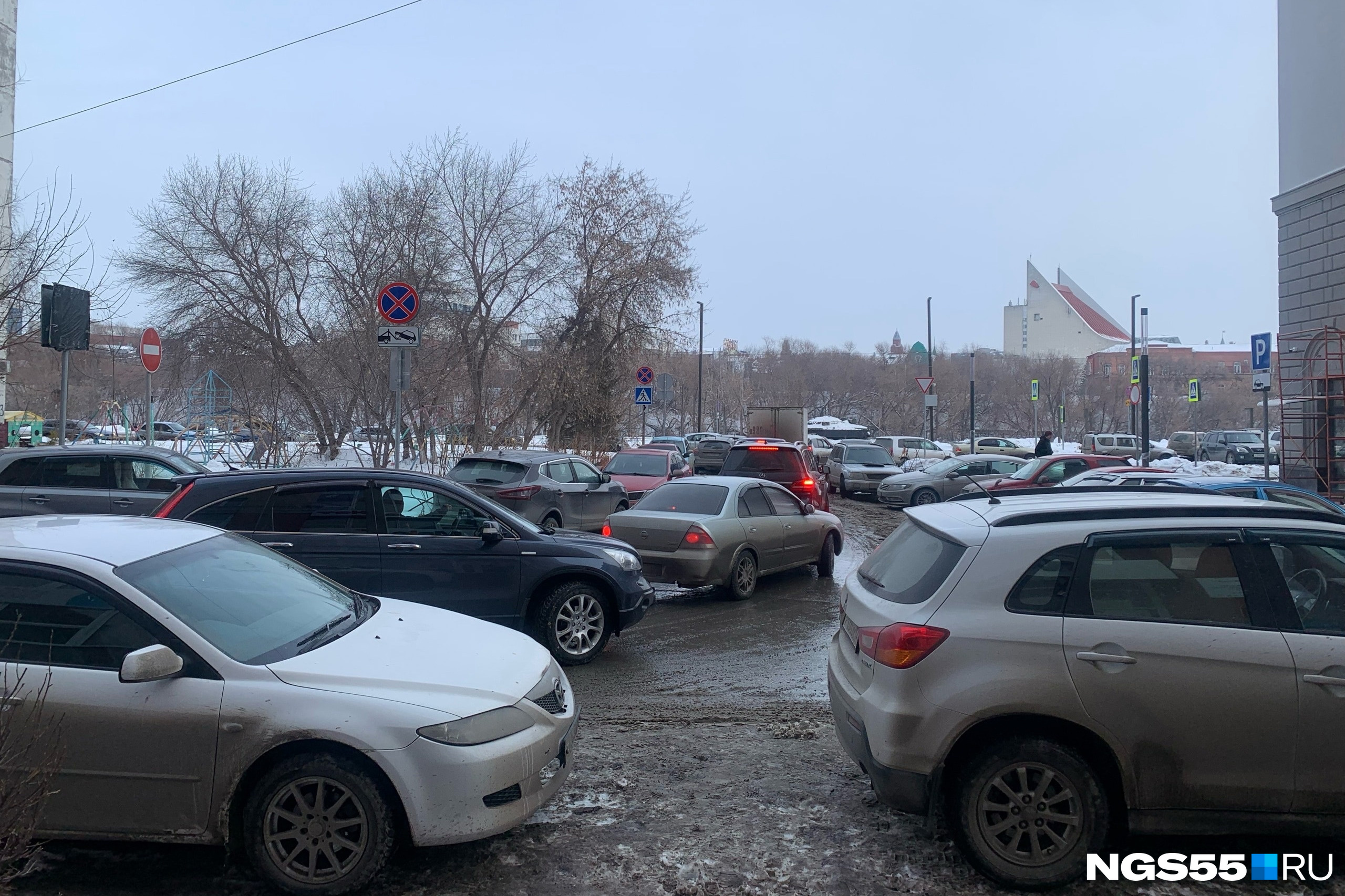 Омск снова встал в 10-балльные пробки, а таксисты просят 273 рубля за одну остановку