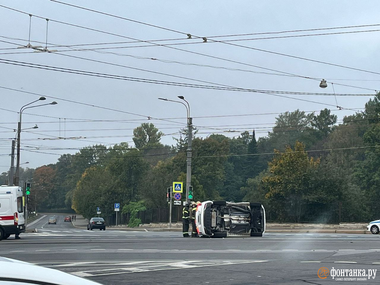 Каршеринг лёг на бок на съезде с Гренадерского моста