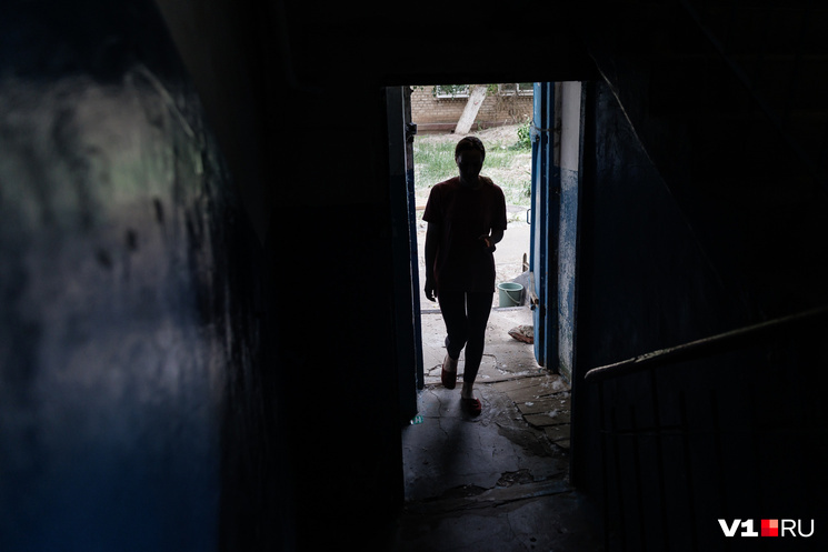 В Волгограде прокуратура проверяет, из-за чего соседи избили жену участника СВО