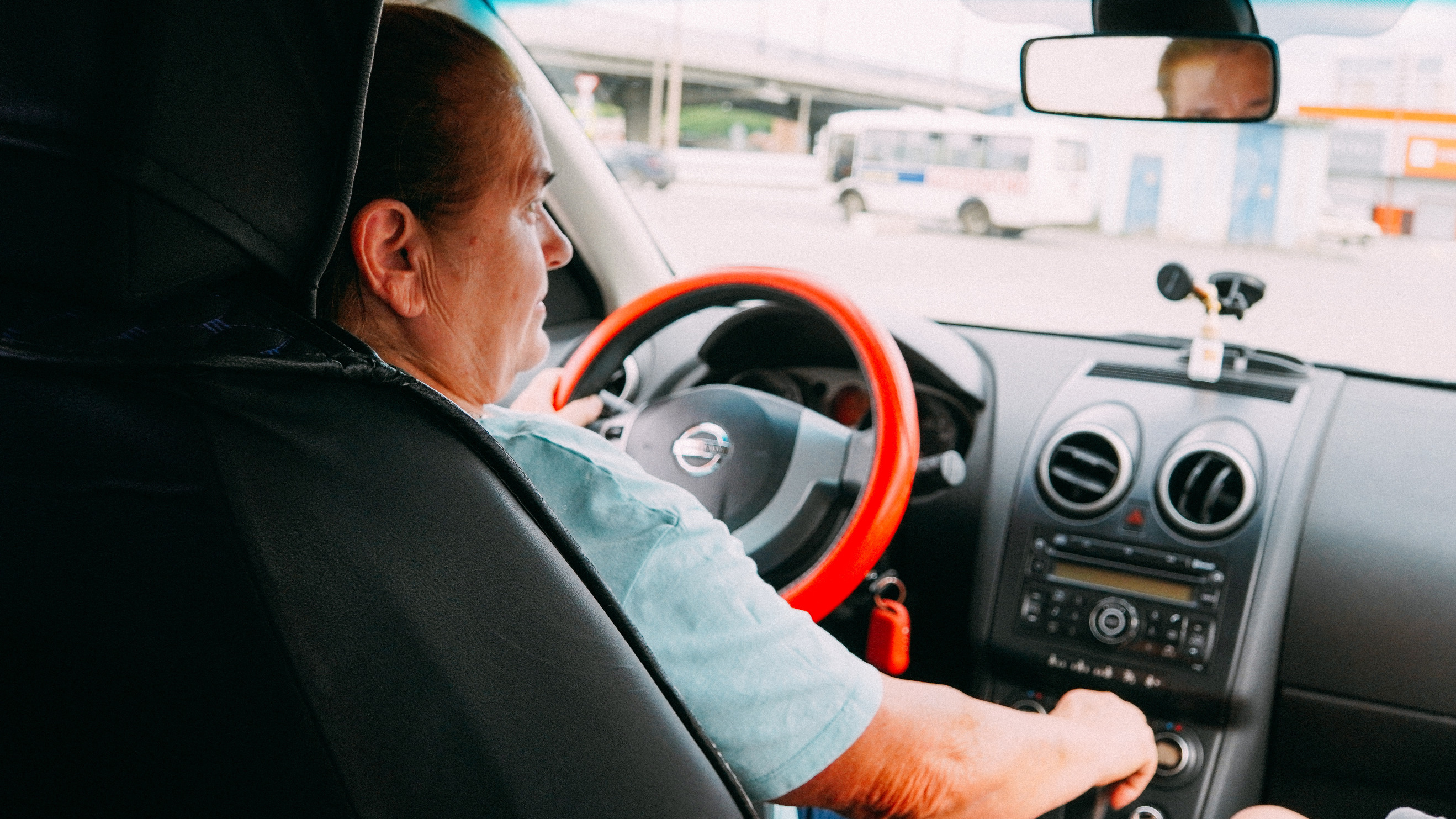 «Не лихачу, но соточку по трассе могу»: как пенсионерка в <nobr class="_">70 лет</nobr> научилась водить машину и получила права