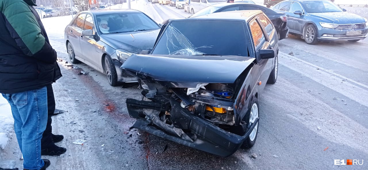 В Екатеринбурге девушка за рулем «восьмерки» вылетела на встречку и столкнулась с Mazda и Mercedes: момент аварии