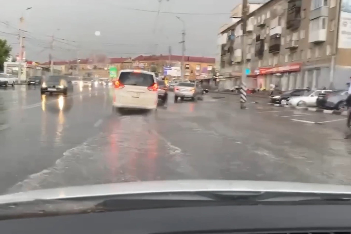 Омск заливает дождем — омичи сняли видео, как машины ездят по воде