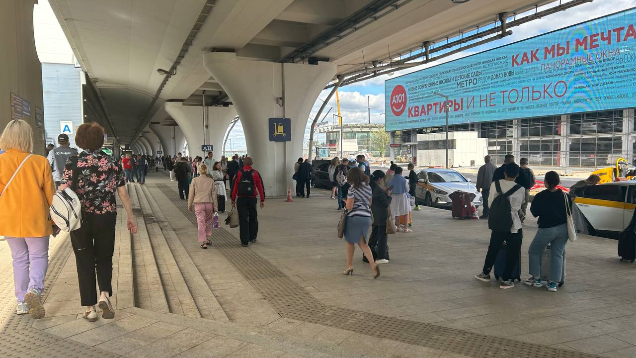 «На работу надо, что бы там ни было». Что происходит в аэропорту Внуково и как люди реагируют на задержки рейсов