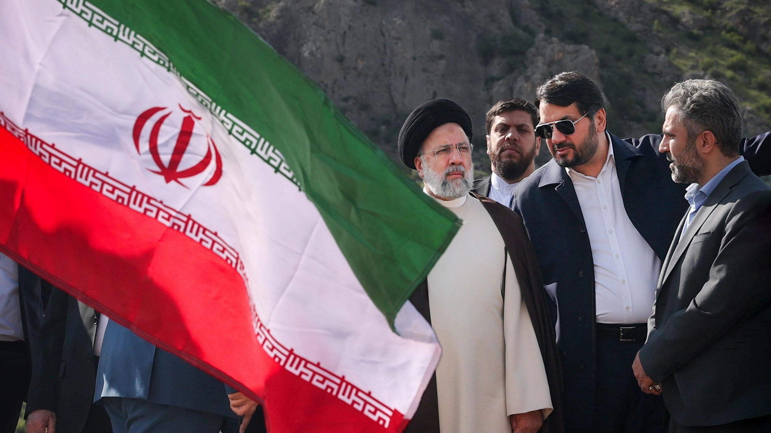 Проверили на пули, взрывы и РЭБ. Иран выяснил главное о крушении вертолета с президентом Раиси