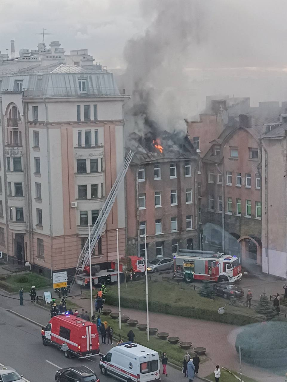 На Большом Сампсониевском по повышенному номеру тушат памятник под боком у  администрации | 24.10.2023 | Санкт-Петербург - БезФормата