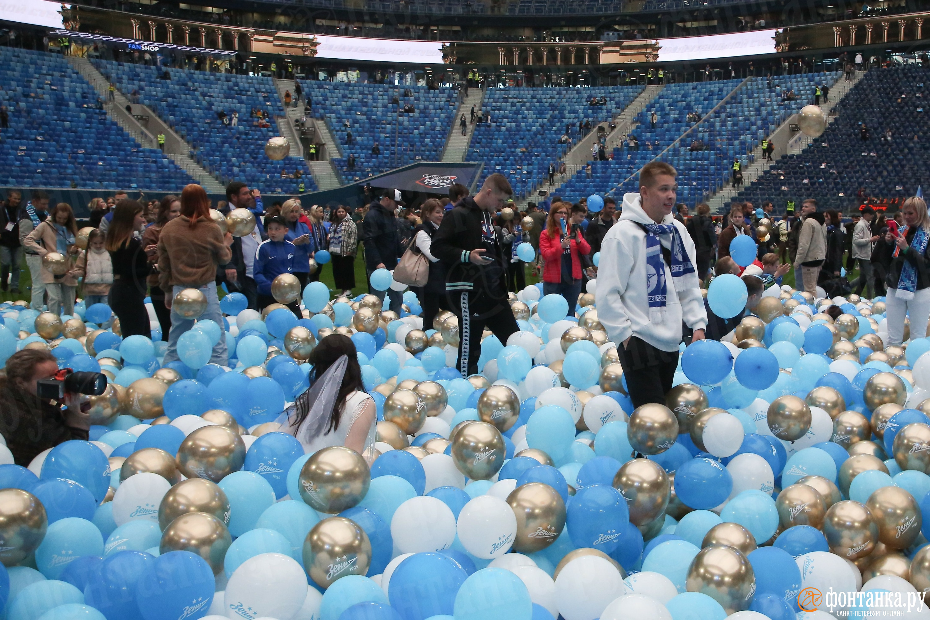 Футбольный сезон в Петербурге завершился дискотекой. Посмотрите на болельщиков, вырвавшихся с трибун
