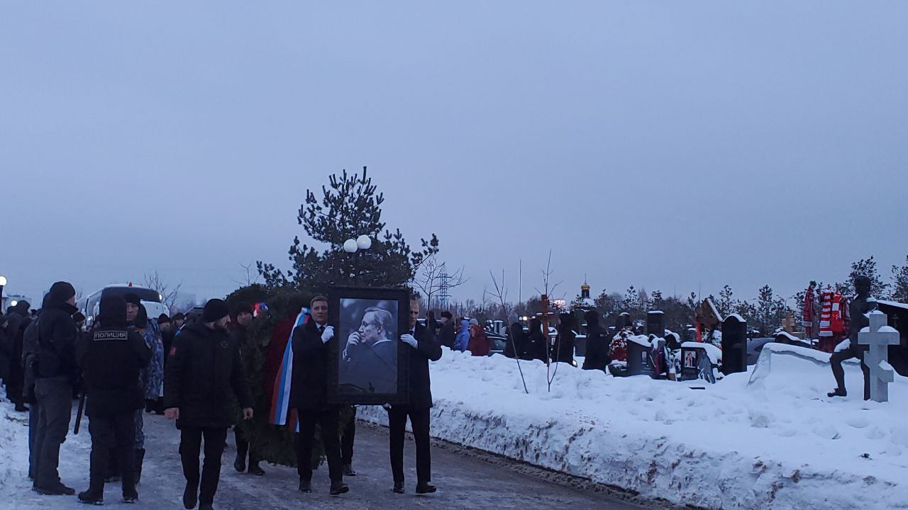 Гроб выносили из Малого театра под аплодисменты. Как в Москве хоронили народного артиста Юрия Соломина: онлайн
