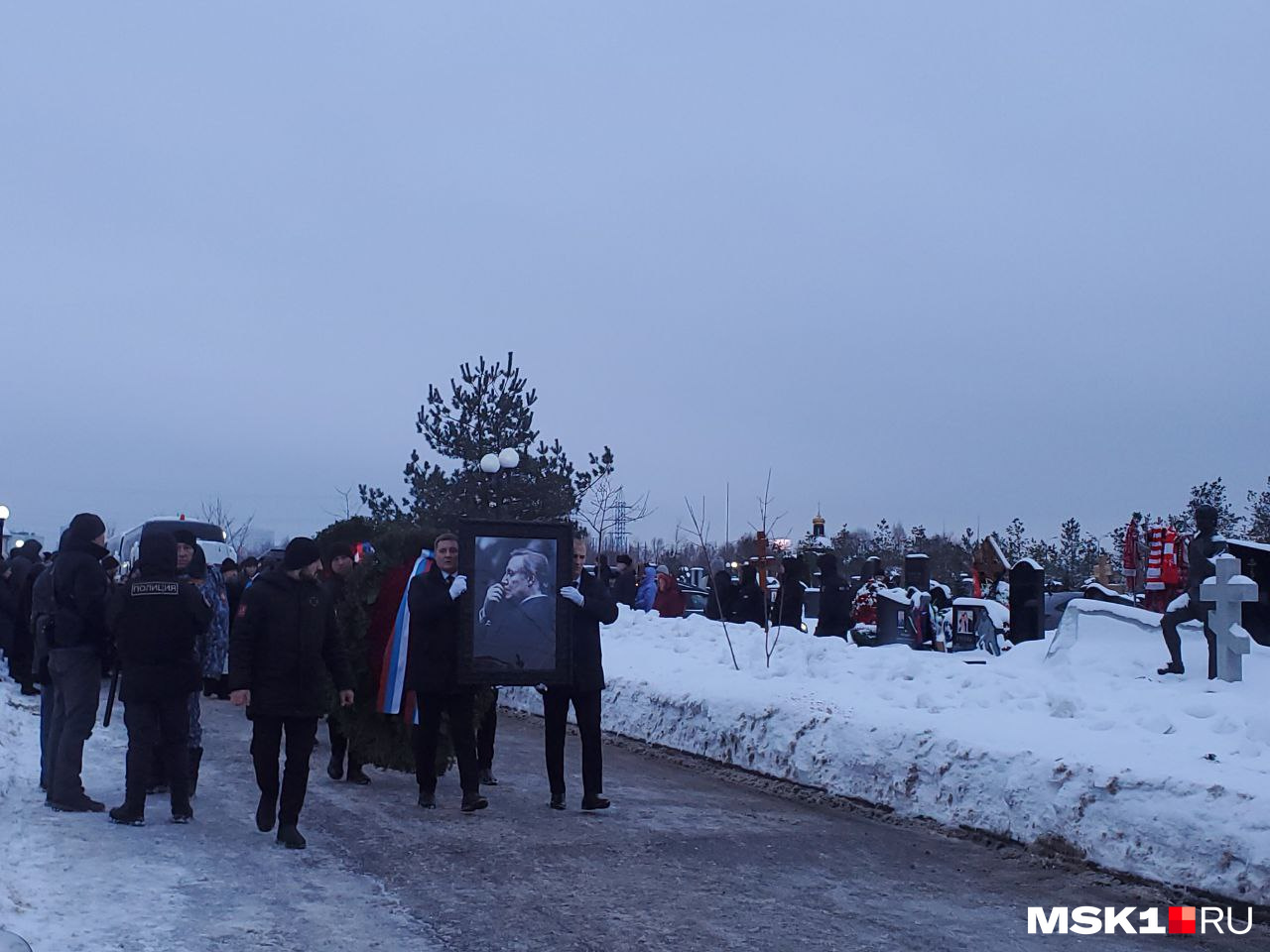 В Москве попрощались с худруком Малого театра народным артистом СССР Юрием  Соломиным: похороны на Троекуровском кладбище, и церемония прощания с  режиссером, подробности жизни, смерти и похорон, фото в гробу - 15 января