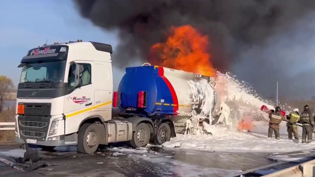 На трассе в Кузбассе после аварии с фурой выгорел бензовоз — он мог принадлежать новосибирской компании