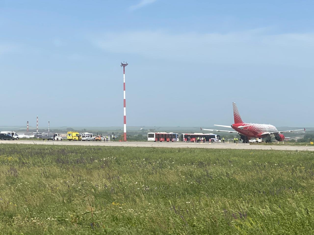 Рейс Петербург — Сочи вынужденно сел в Минеральных Водах | 30.05.2024 |  Санкт-Петербург - БезФормата