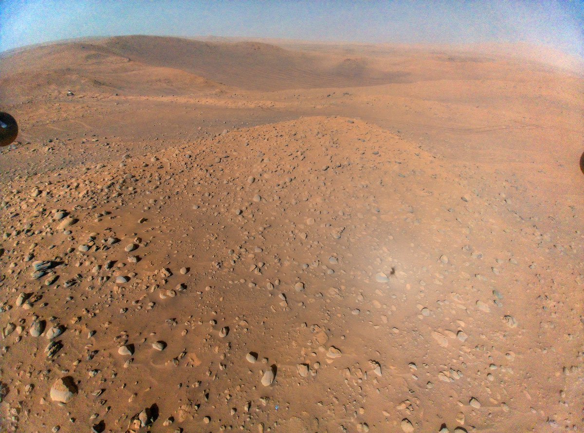 Посмотрите на редкую фотографию Марса, сделанную космовертолетом. На ней одинокий марсоход Perseverance стоит среди камней