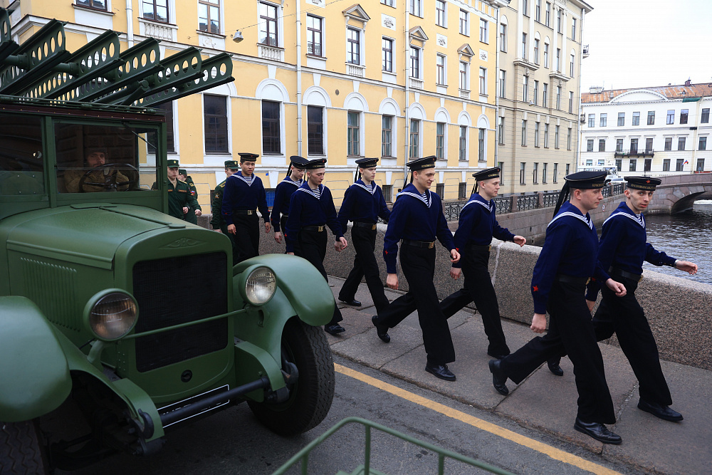 Для парада на 9 мая улицы в центре Петербурга будут перекрывать два дня