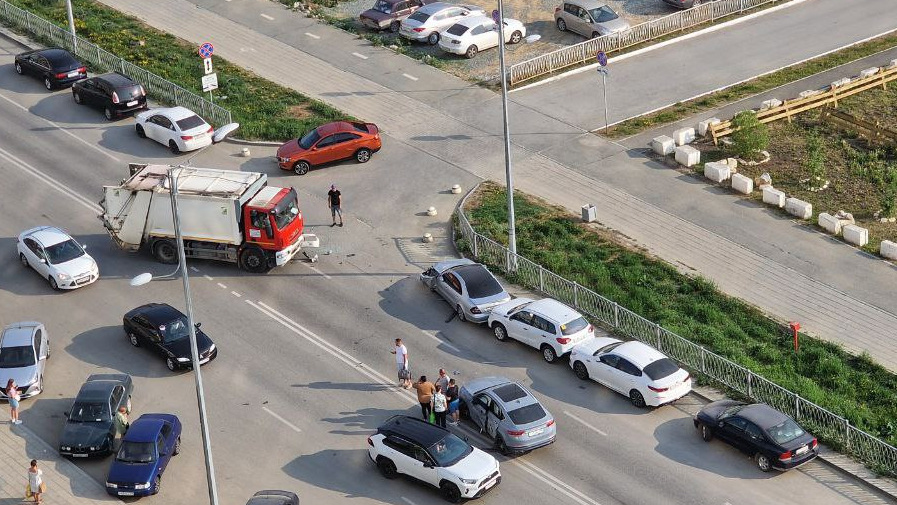 Обгонял по встречке: в Екатеринбурге лихач на кроссовере устроил массовое ДТП и перевернулся в воздухе