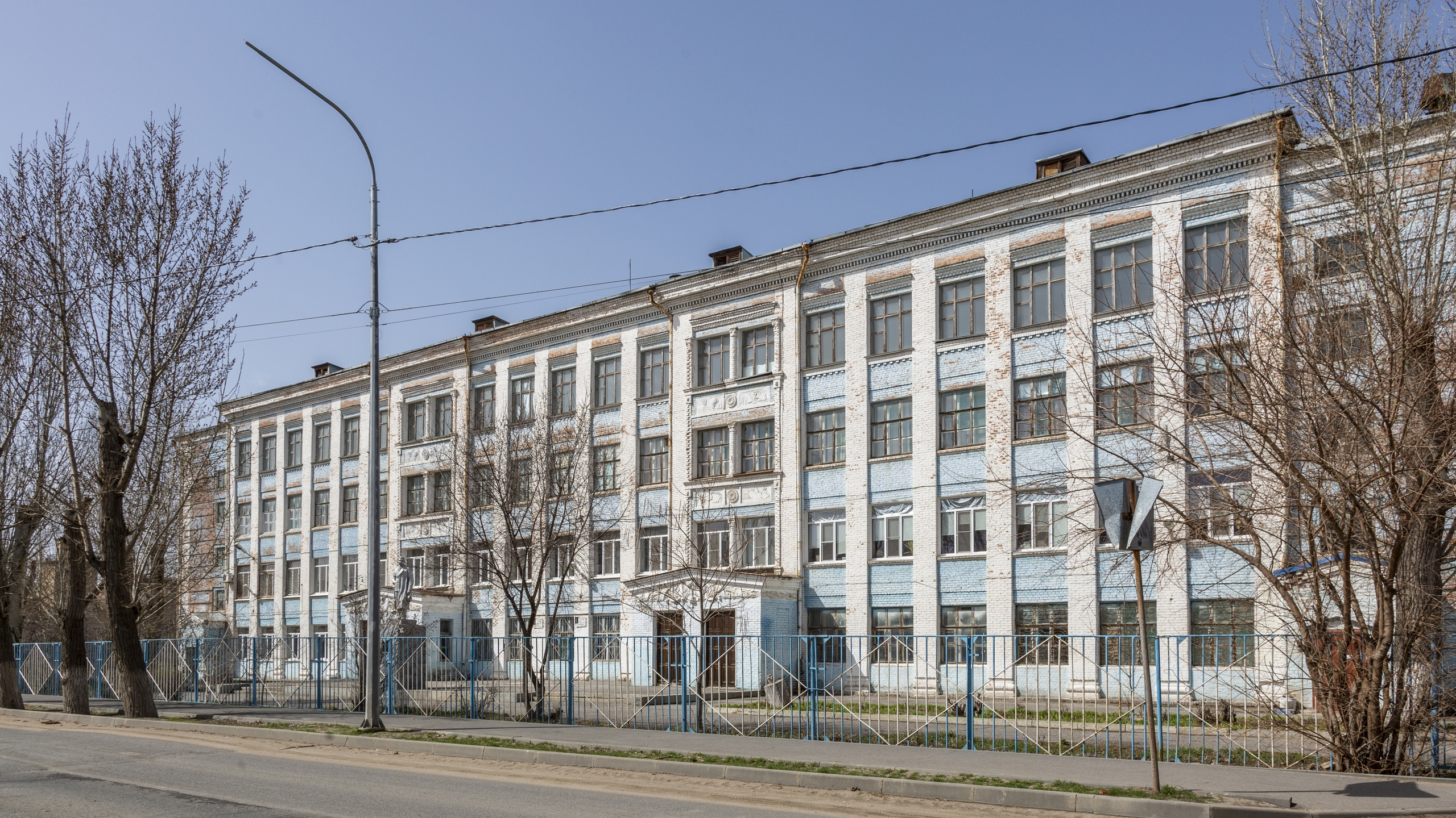 В Волгограде на четвертом этаже гимназии нашли огромную мину