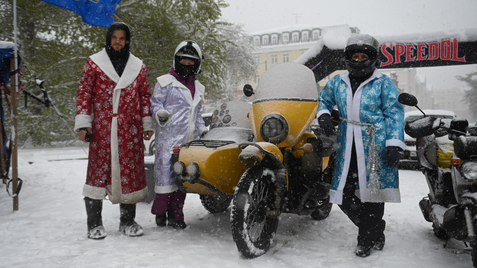 Дед Мороз на байке и эпичное падение: как в Екатеринбурге открыли мотосезон под снегопадом