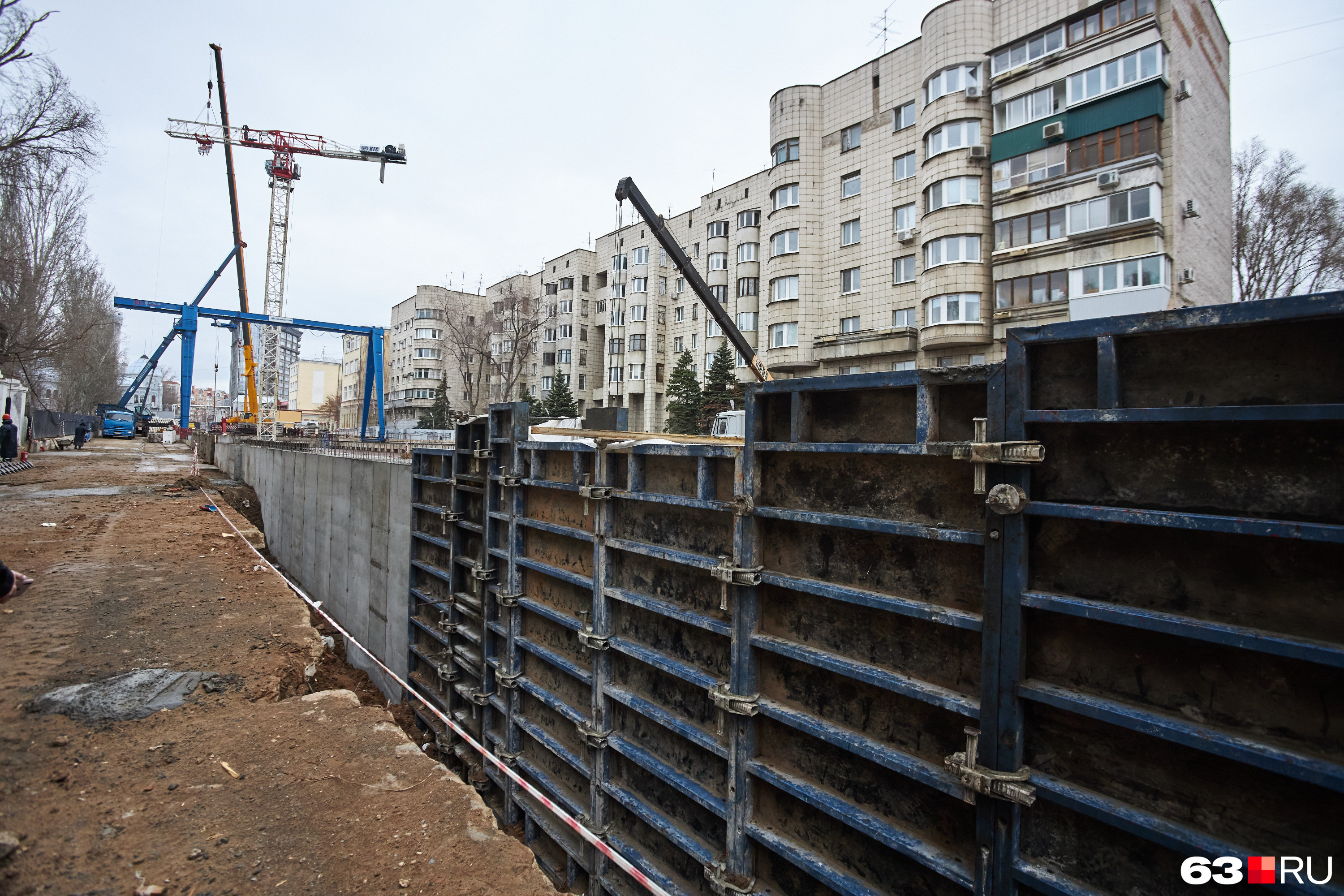 Местами установлена опалубка — для заливки подпорных стен во избежание схода грунта Местами установлена опалубка — для заливки подпорных стен во избежание схода грунта