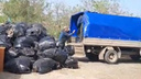 «Вы что за беспредел творите?» В Волгограде УК вывалила «Газель» мешков с мусором на площадке — видео