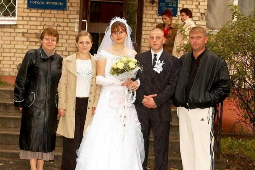 Казалось бы, обычное фото со свадьбы. Но крайний справа мужчина после этой фотографии проснулся знаменитым, не желая этого