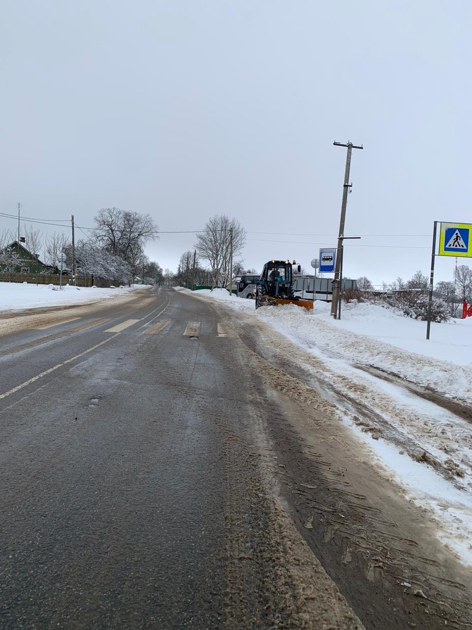 Дорожники показали, как борются с весенним снегопадом в Ленобласти. Водителям советуют не расслабляться