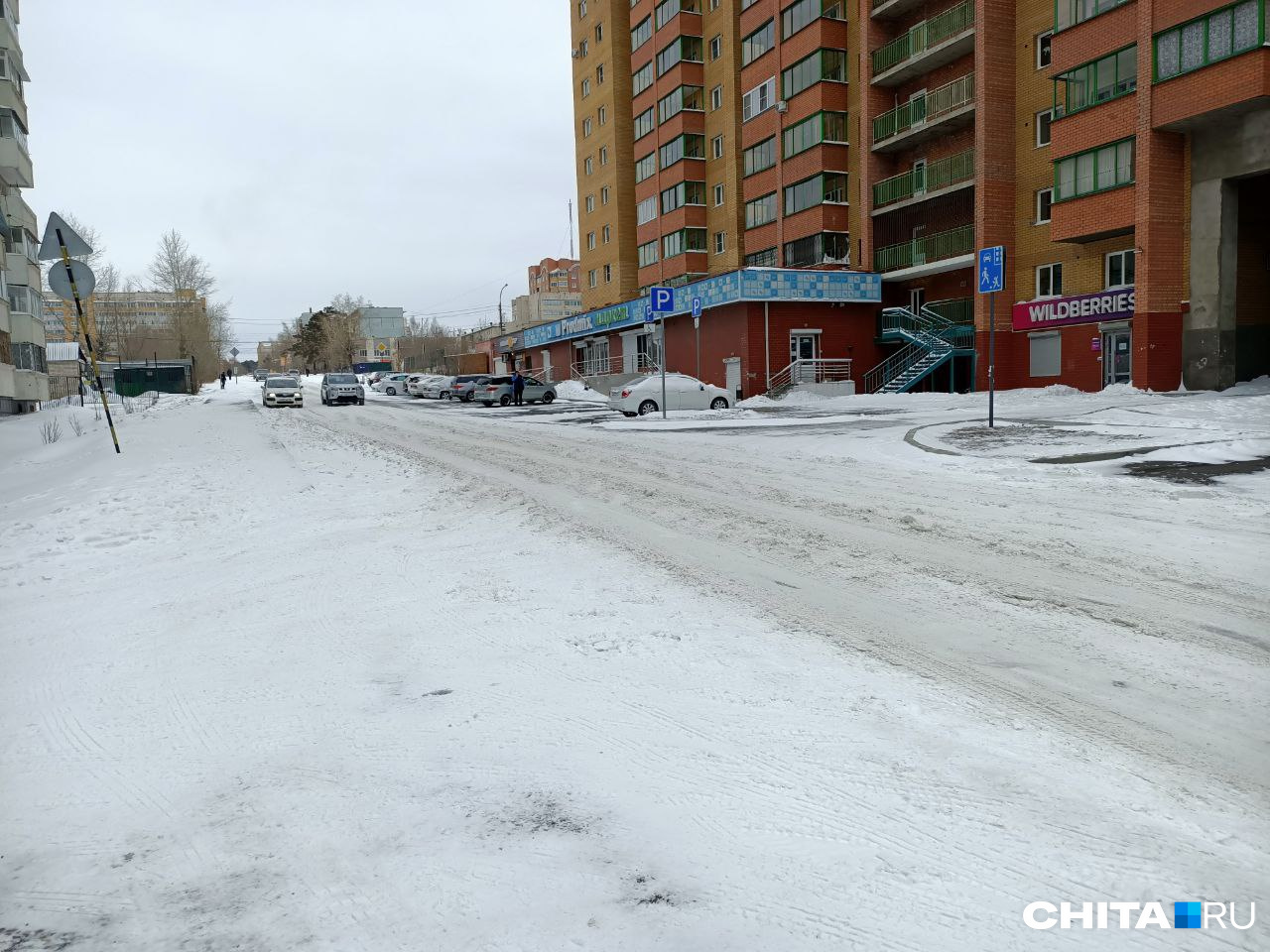 Так выглядит перекресток Балябина и Красноармейской — следов уборки тут не видно Так выглядит перекресток Балябина и Красноармейской — следов уборки тут не видно
