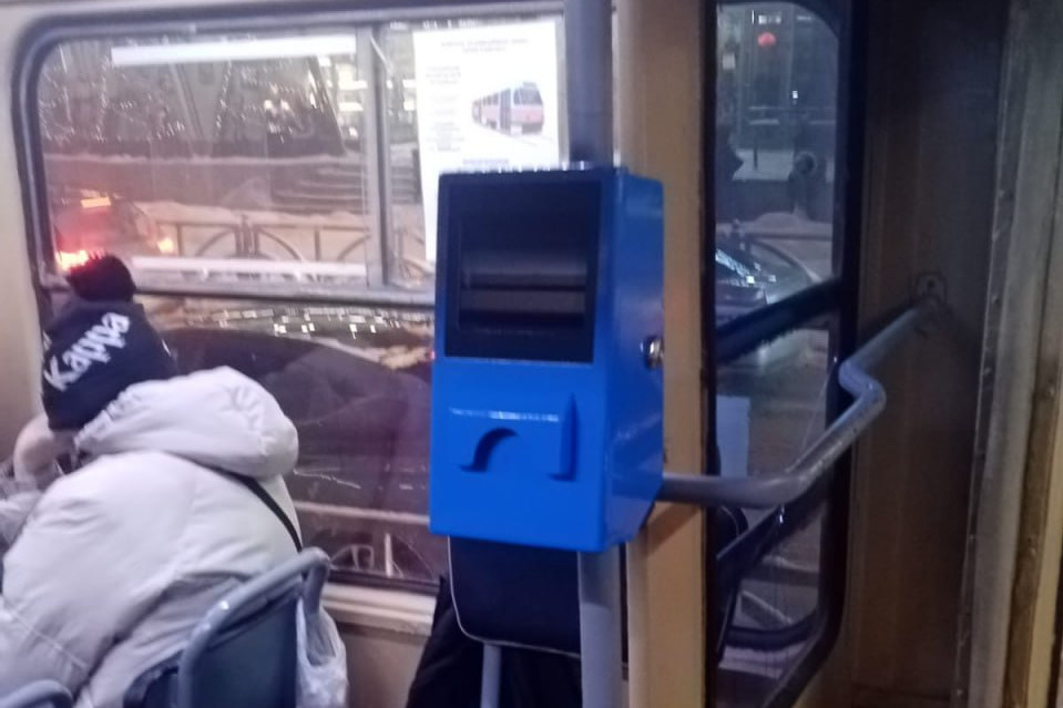 В Екатеринбурге заметили трамвай с валидаторами для оплаты. Ранее в мэрии отказались закупать эти приборы