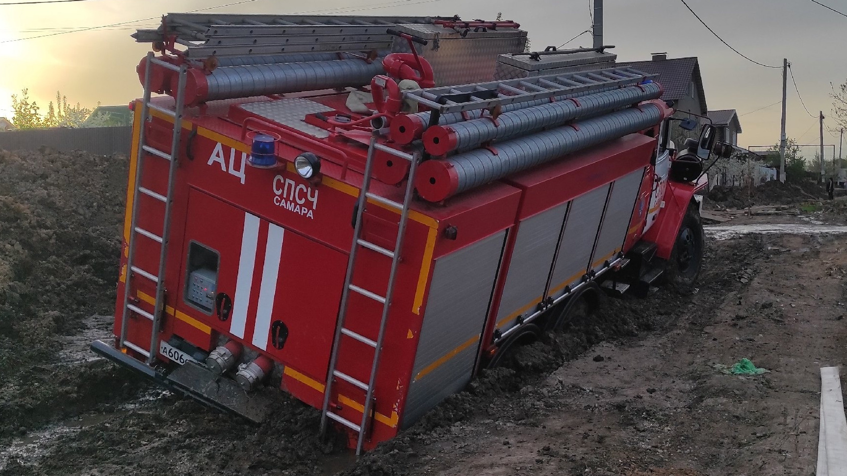 «Там по пояс засосет»: в Самаре пожарная машина спешила на вызов и увязла в грязи — фото