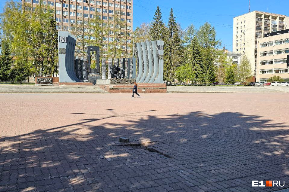 «Это просто позор». В Екатеринбурге разваливается знаменитый памятник воинам Афганистана и Чечни
