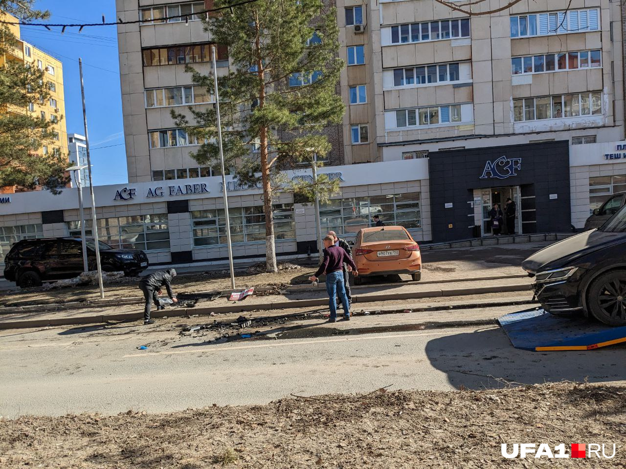 Черные полосы на асфальте и кучи металла — всё, что напоминает об утренней аварии