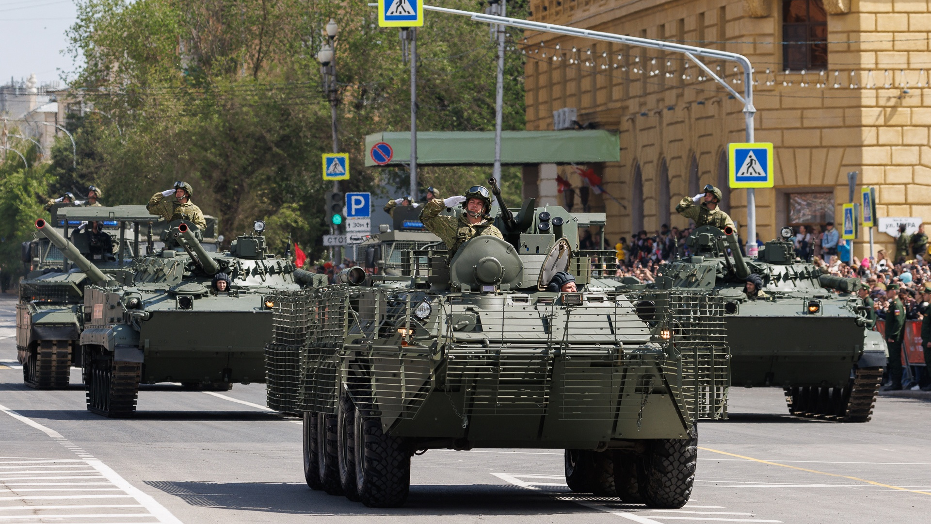 На параде Победы в Волгограде впервые за <nobr class="_">10 лет</nobr> упомянули ядерное оружие