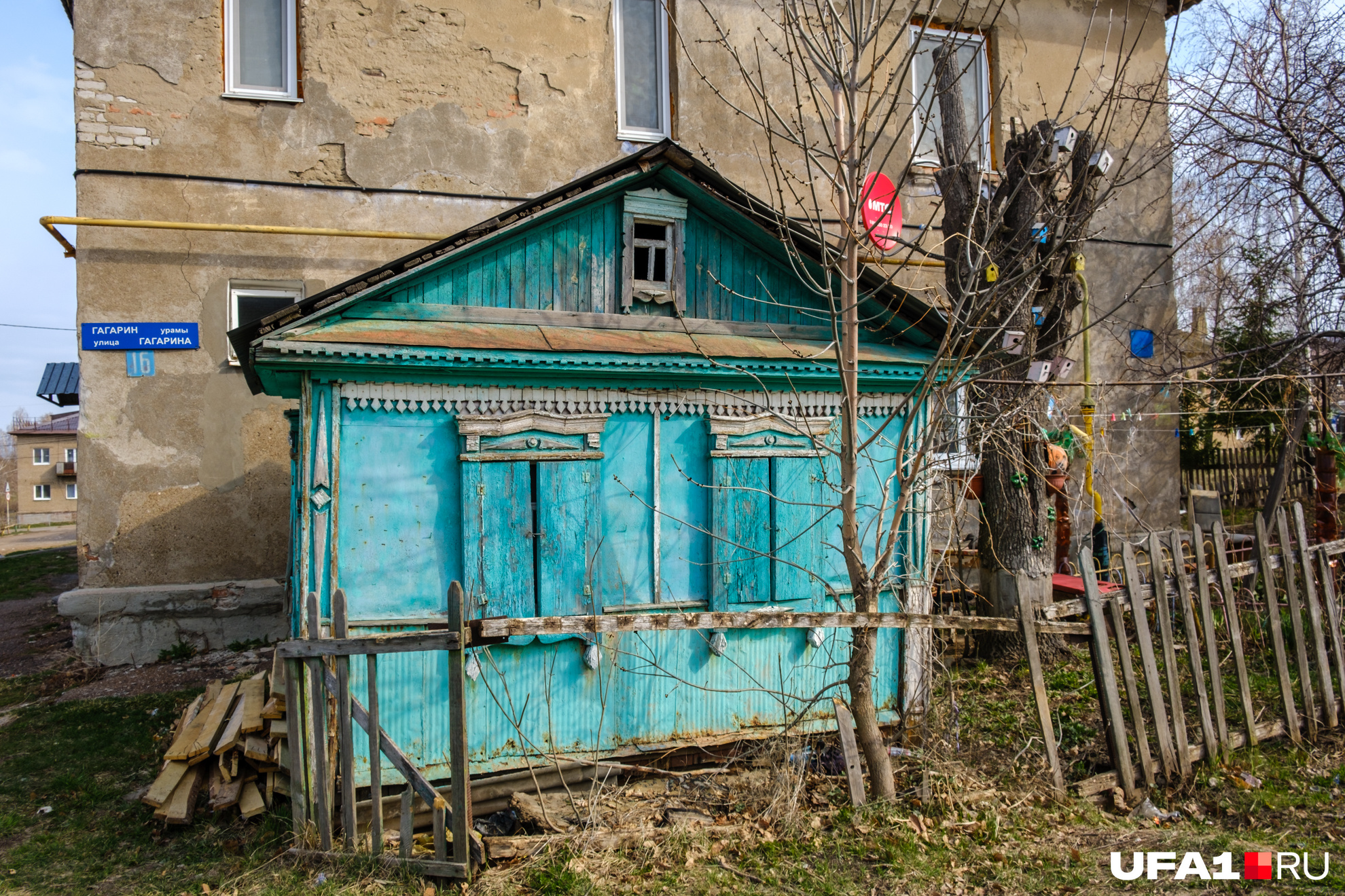 Кто-то из местных построил детскую избушку, которую сейчас используют для хранения садового инвентаря