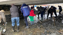 Не дождавшиеся от властей помощи жители хутора под Ростовом сами расчистили русло разлившейся реки