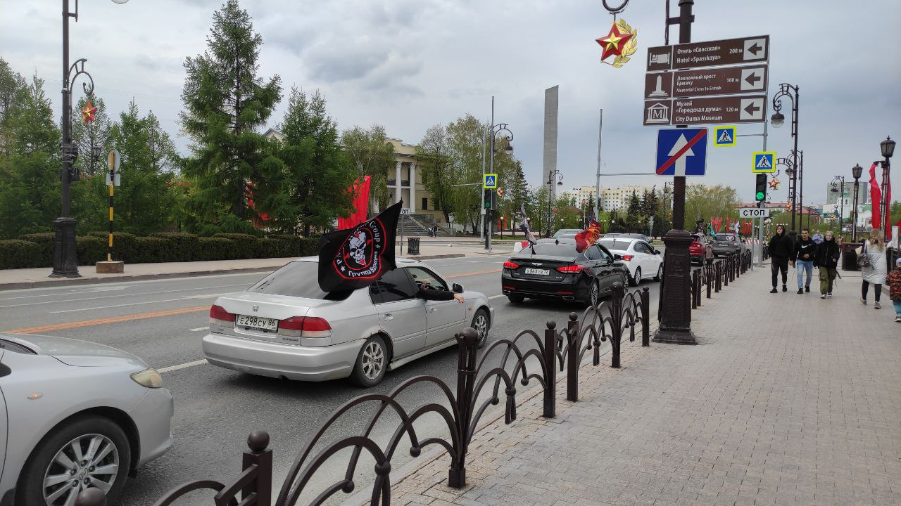 По Тюмени прокатились колонны машин с военными флагами
