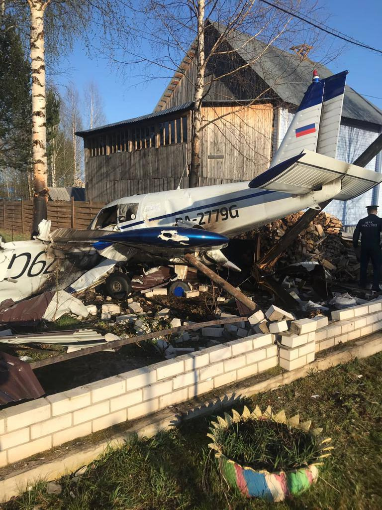 В Коми легкомоторный самолет упал во двор дома и загорелся