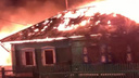 Сибиряк ворвался в горящий дом, чтобы спасти пожилую соседку — видео, где он выводит ее из пламени ада