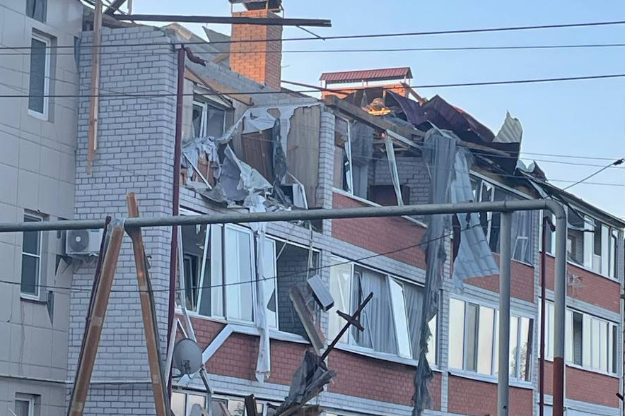 Разрушено несколько домов, пострадали дети: на Курскую область прошла массовая атака беспилотников — кадры