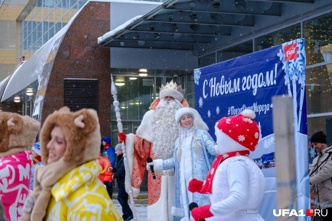 Дед Мороз и Снегурочка выступили перед ребятами