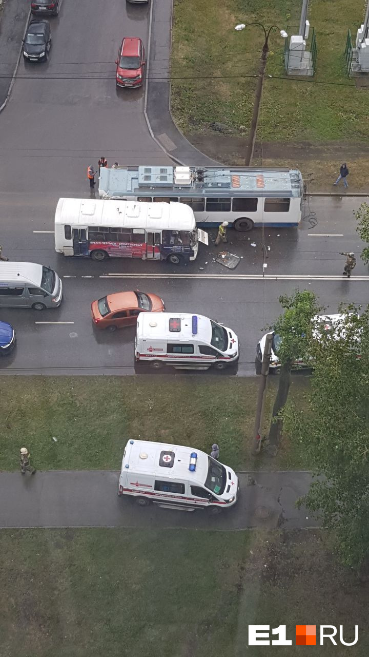 Водителя выкинуло из-за руля. В Екатеринбурге автобус на полной скорости врезался в троллейбус. Онлайн