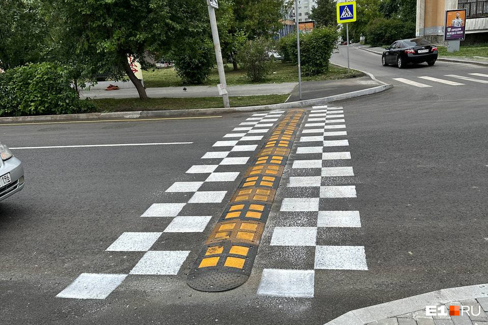 В центре Екатеринбурга появилась странная разметка квадратиками. Для чего она нужна?