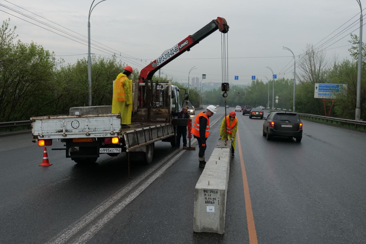 На Кузбасском мосту в Кемерове началась подготовка к частичному перекрытию движения: что уже сделано