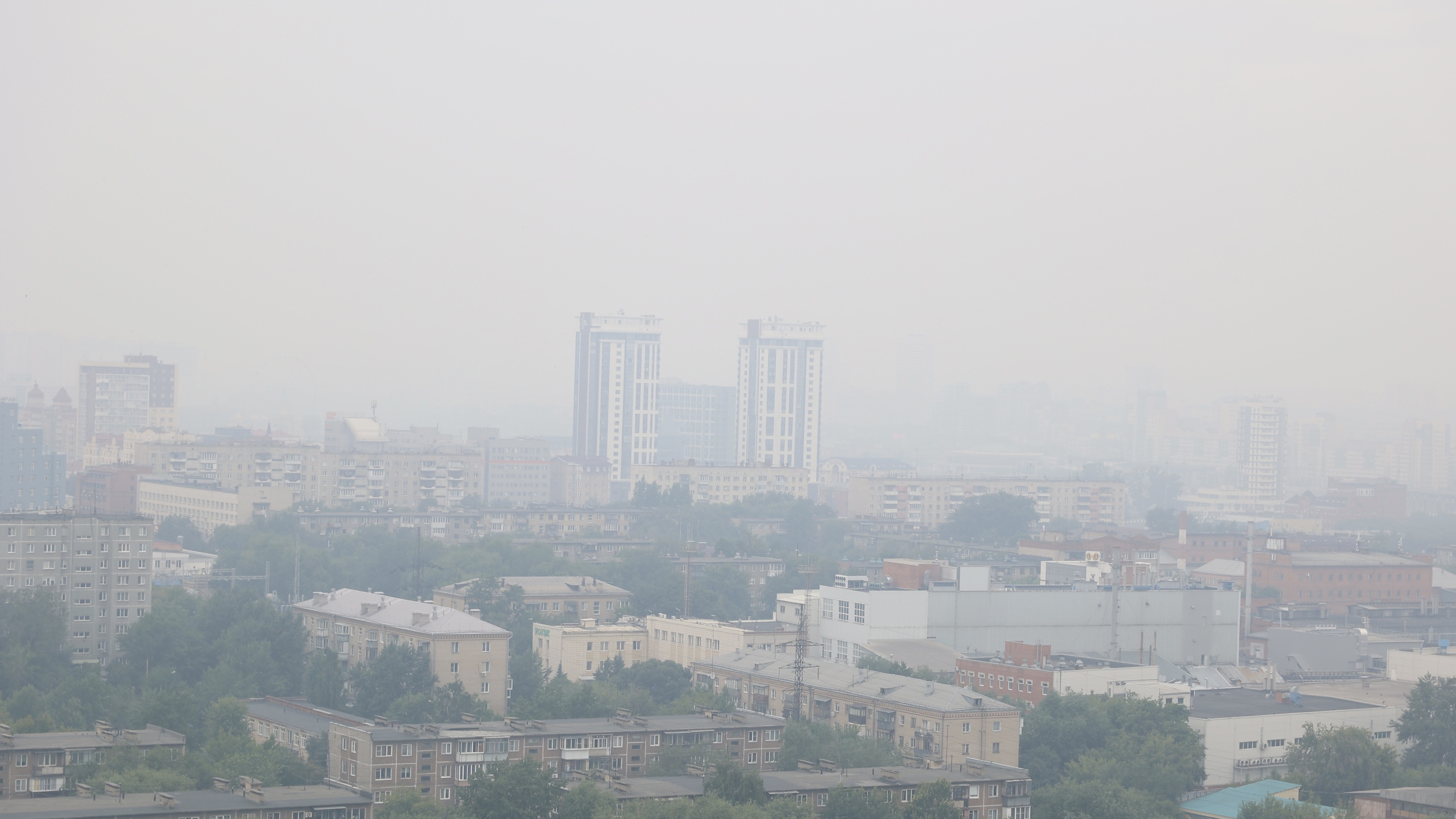 «Всё утро кашляли»: Челябинск накрыло густым дымом от лесных пожаров. Онлайн-репортаж