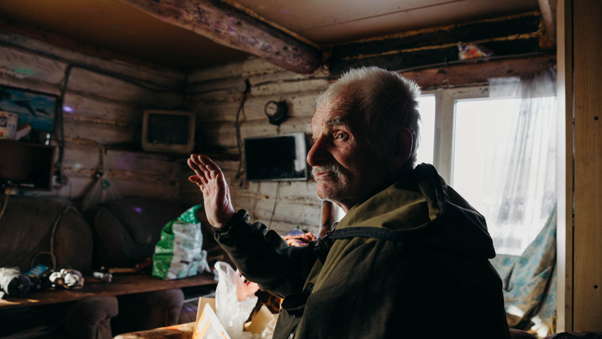 Тюменец оставил семью и переехал в баню на краю заброшенного спецпоселения — видеоистория