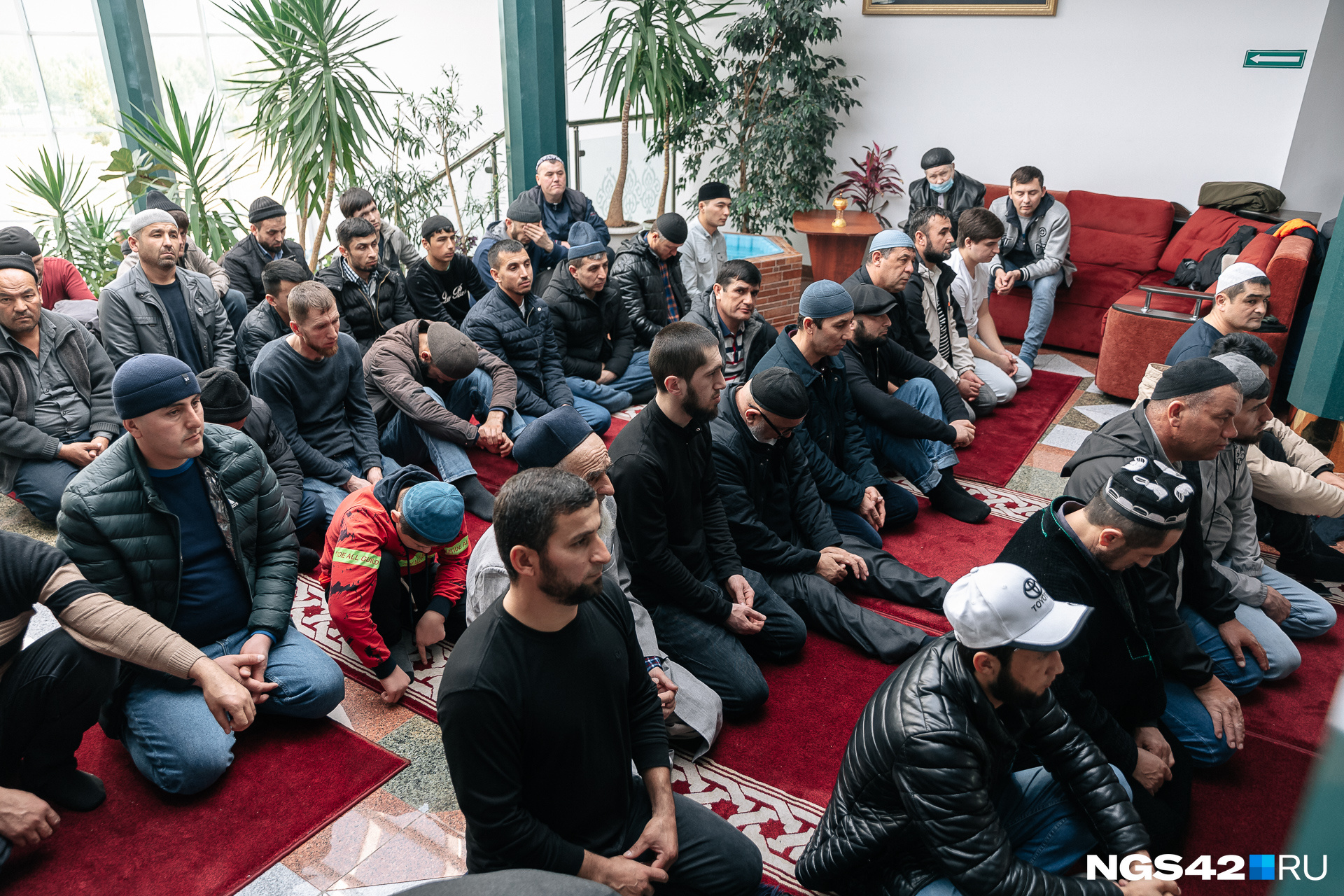 Какого числа ураза в дагестане. Фото мусульман. Мусульманский байрам. Мусульманин молится. Ураза байрам.