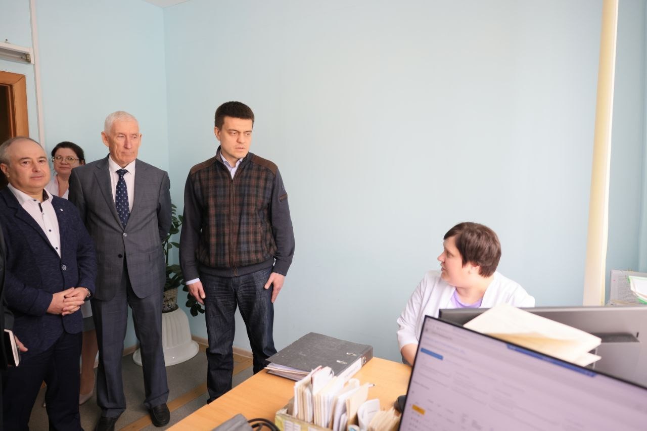 бренд 2023 года одежда. модные цвета платьев 2023. тренды 2023 женская одежда. бренд 2023 года одежда. модные показы тренды весна лето 2023.