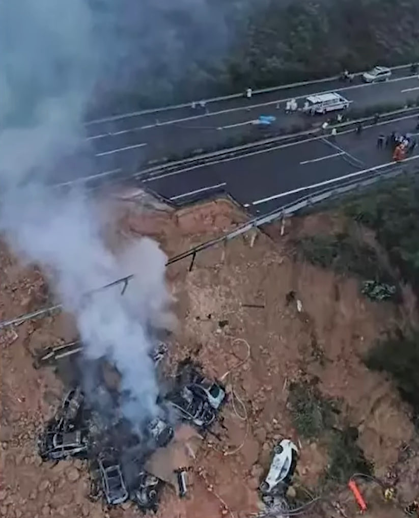 Новые кадры с места обрушения дороги в Китае: искорёженные машины поднимают кранами. Погибших уже 48