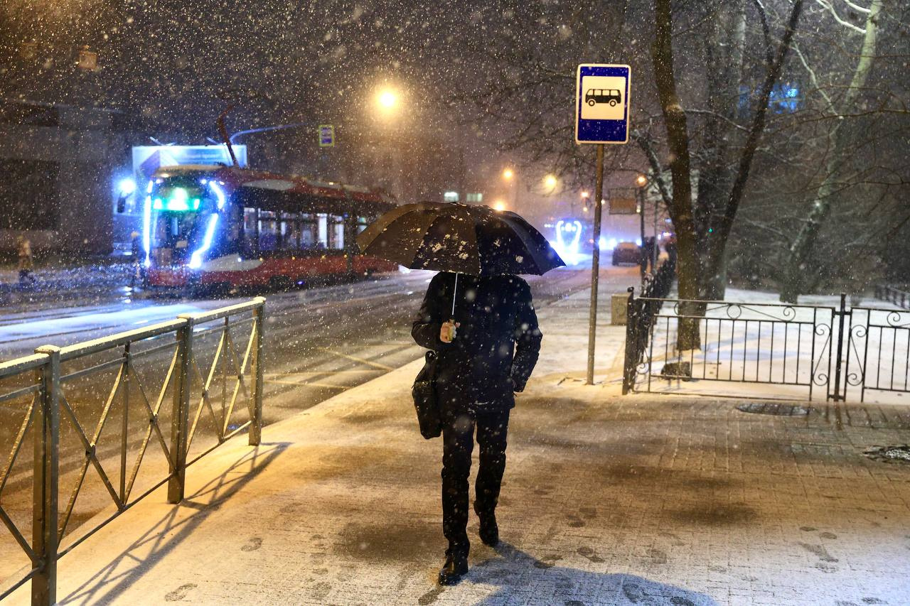 В Петербург вернулась зима. Показываем заснеженные вечерние улицы
