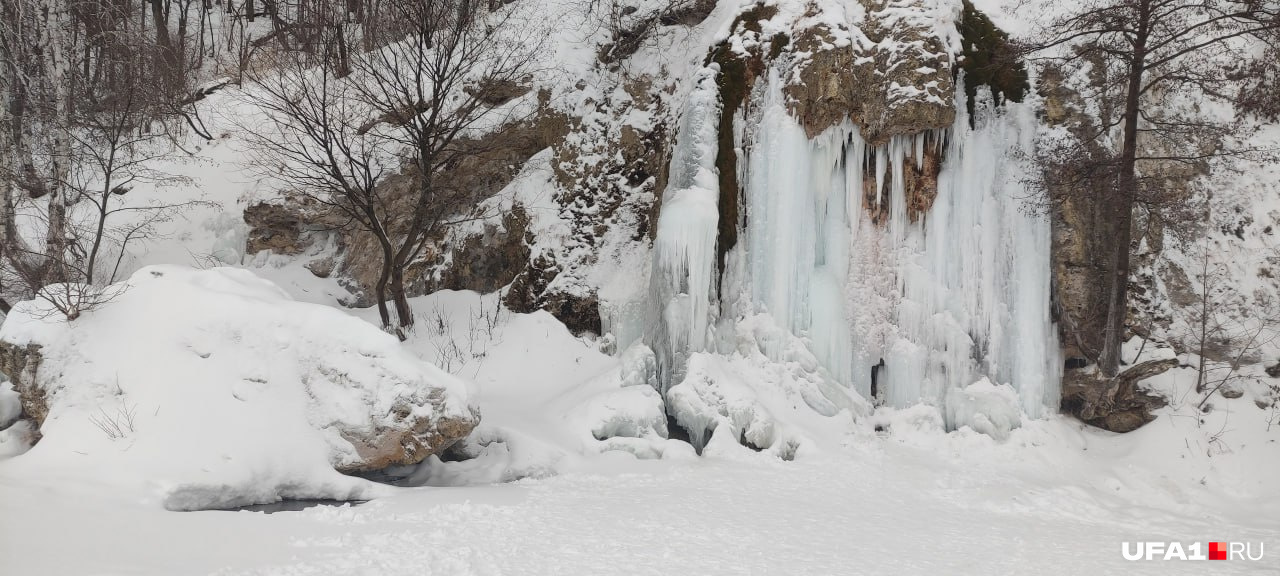 Так Абзановский водопад выглядит зимой